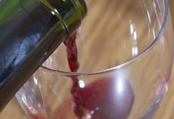 喝红酒短视频,短视频带你领略红酒的魅力与品鉴技巧